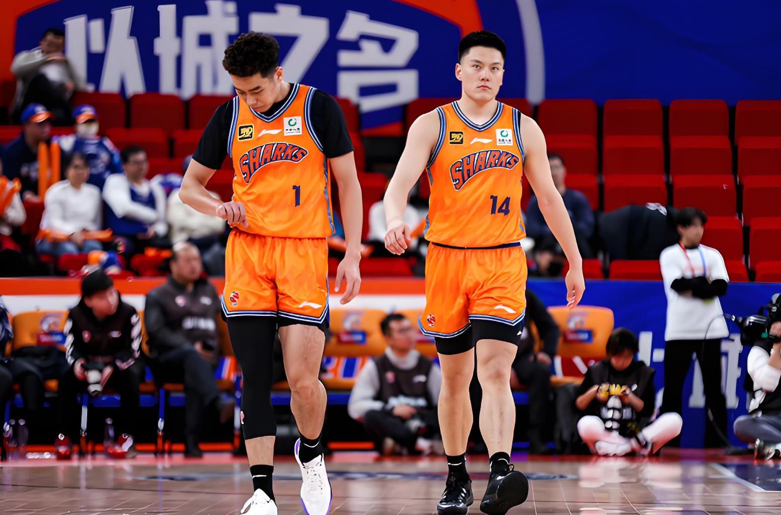 广东队轻取马刺，易建联带队取胜